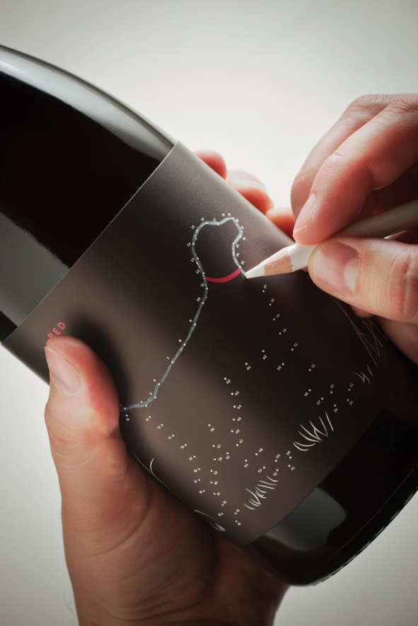 Etichetta personalizzata per vino con gioco dove bisogna unire i puntini