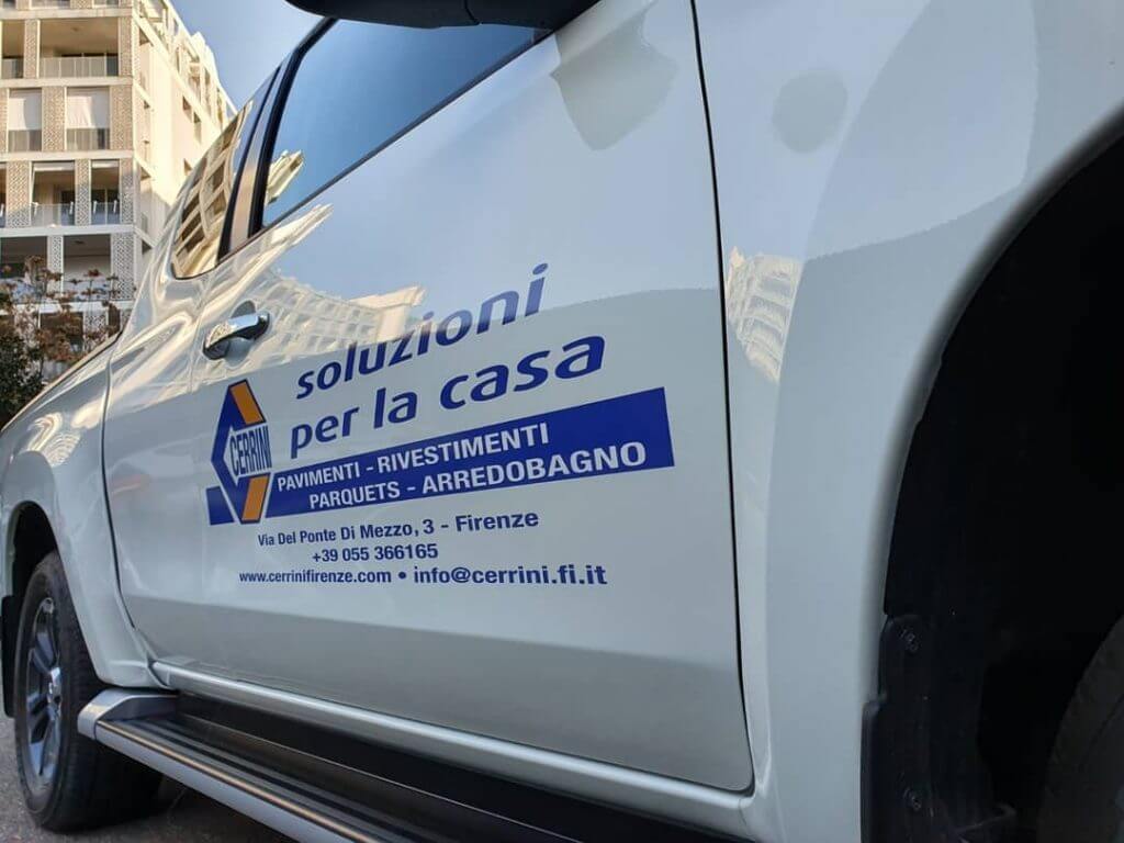 adesivo personalizzato per pubblicità su veicolo commerciale