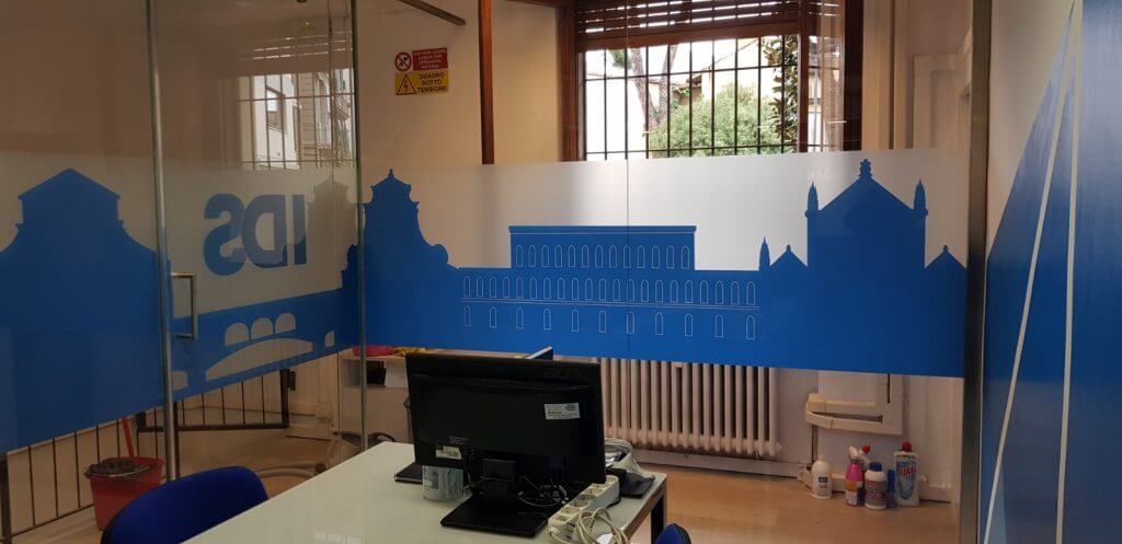 adesivo vinile sabbiato decorazione vetrate uffici