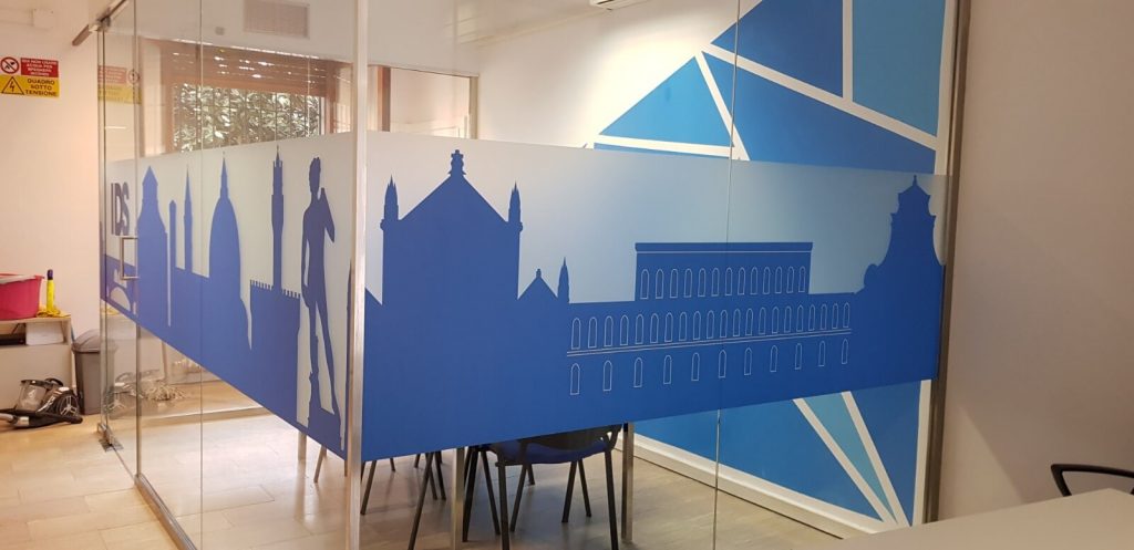 stampa grafica personalizzata su vinile sabbiato