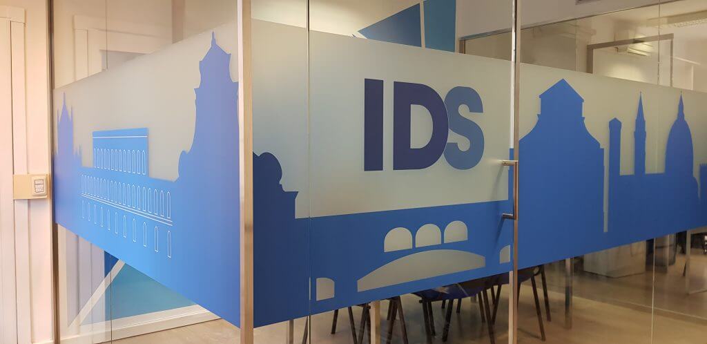 Vinile adesivo sabbiato per decorazione vetri ufficio