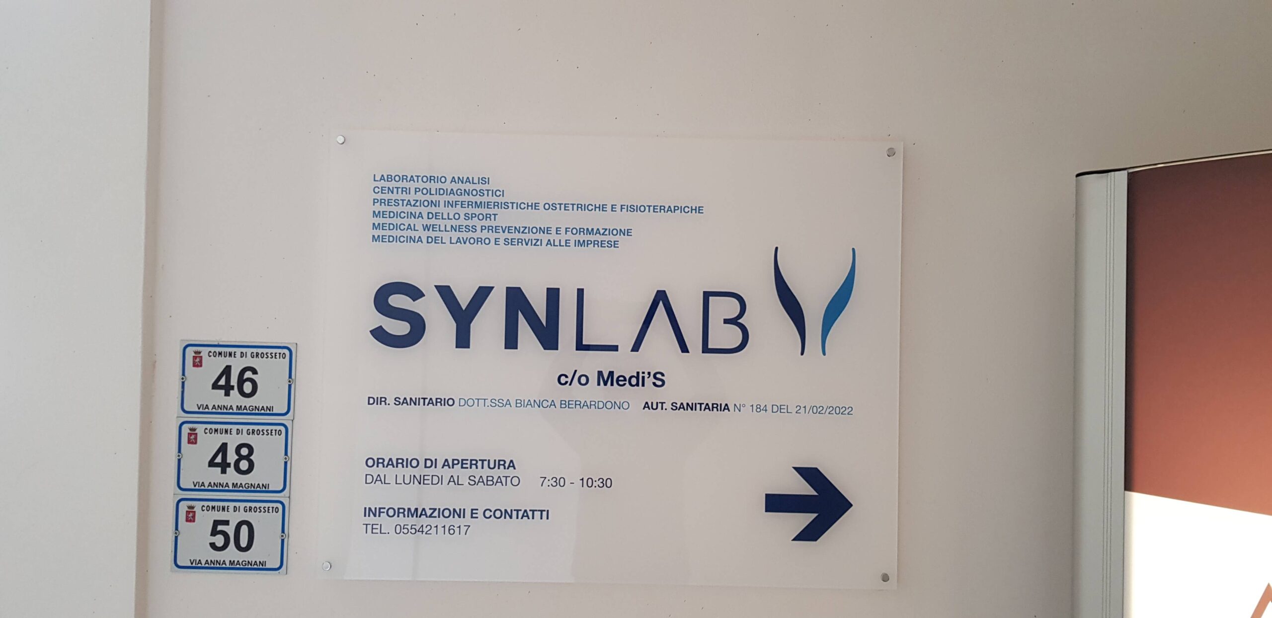 Targa in plexiglass per laboratorio Synlab