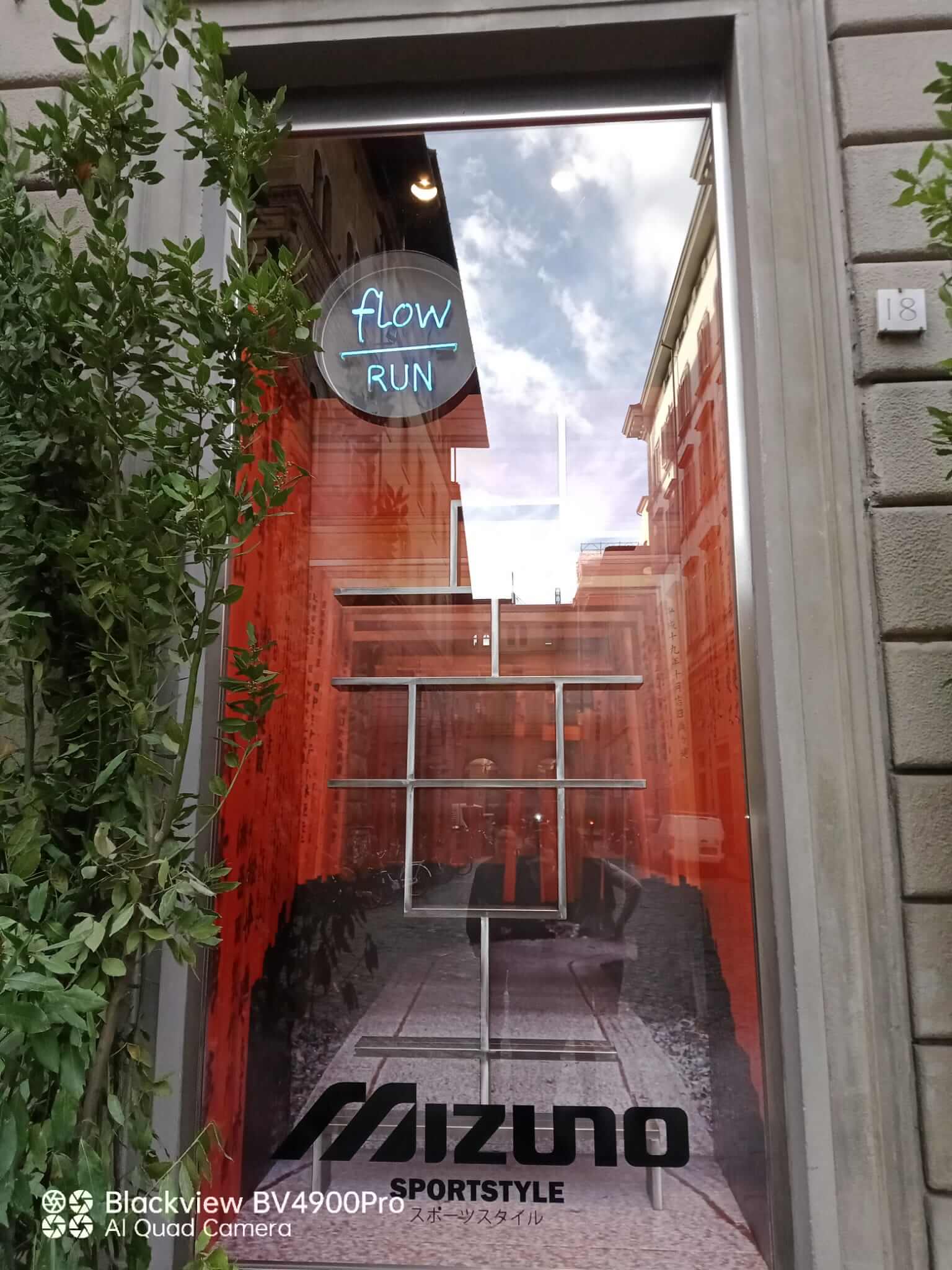 Progetto di comunicazione visiva per vetrina negozio di calzature a Firenze