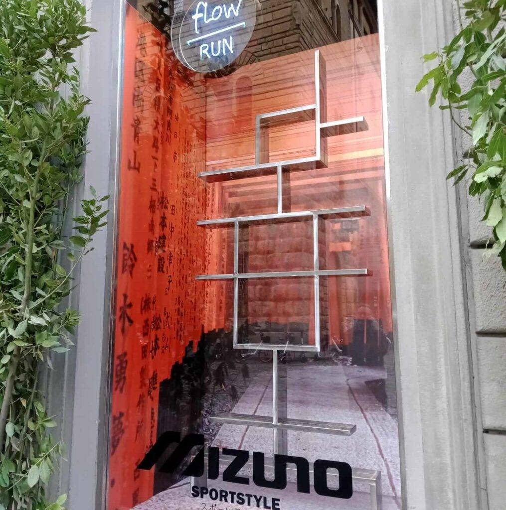 Esempio di allestimento vetrina di un negozio di calzature a Firenze