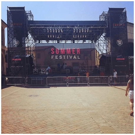 Allestimento palco per Summer Festival con striscione personalizzato in Mesh