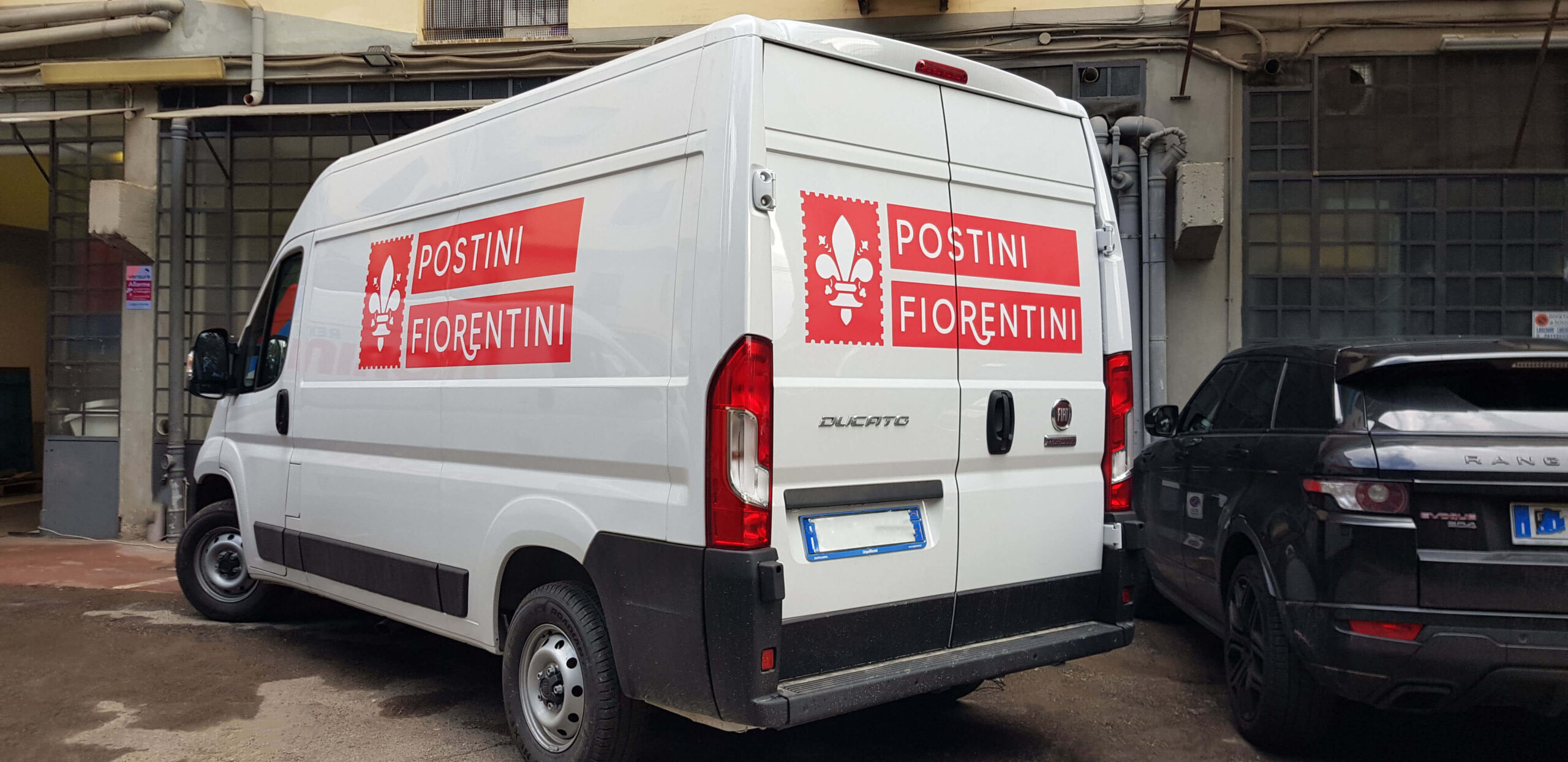 Adesivi per automezzi: promuovi il tuo brand in movimento